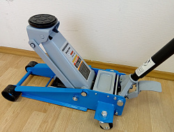 Домкрат подкатной с педалью гидравлический 3т., ZX0801H 